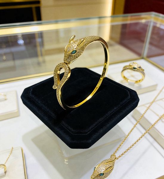 Cartier V Gold Elegant Ring Design Bracelet