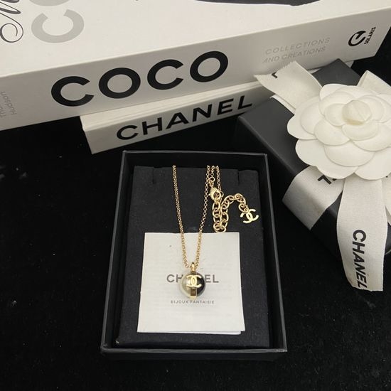 Chanel Vintage Contrast Pearl Pendant Necklace