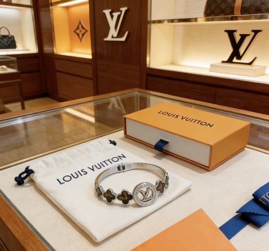 Louis Vuitton LV Fashion Bracelet Trendy Couple Jewelry Accessory