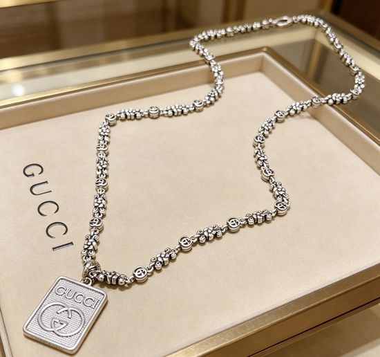 Gucci Retro Necklace Outfit Matching Accessory