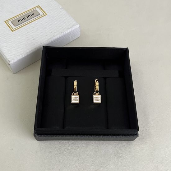 Miu Miu Delicate All-match Simple Earrings