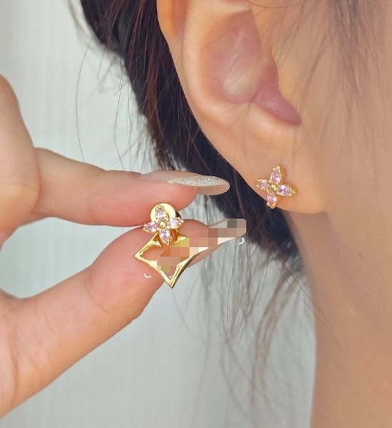Louis Vuitton LV Four Leaf Clover Pink Diamond Stud Earrings