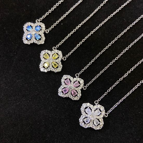 Harry Winston Classic Clover Pendant Necklace