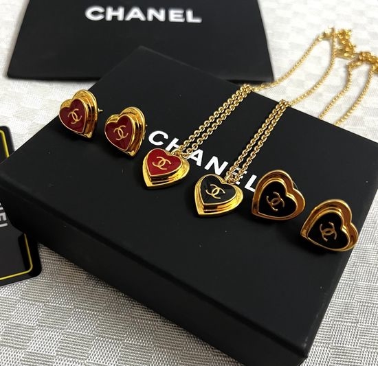 Chanel Elegant Jewelry Set Carved Face-Flattering Design