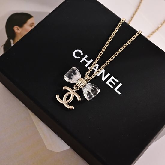 Chanel Elegant Engraved Face-flattering Earring Set