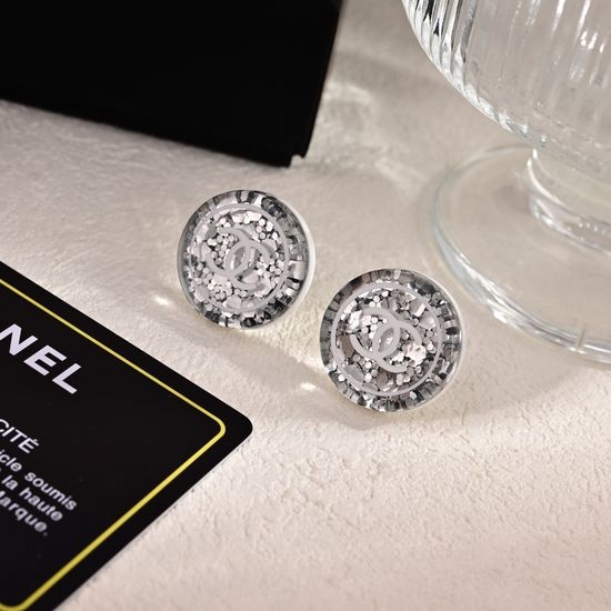 Chanel Elegant Carved Face-flattering Stud Earrings