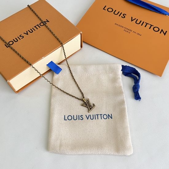 Louis Vuitton LV Vintage Trendy Pendant Necklace