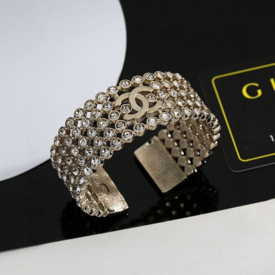 Chanel Classic Pattern Exquisite Bangle