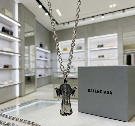 Balenciaga Vintage Style Pendant Necklace Detailed Workmanship