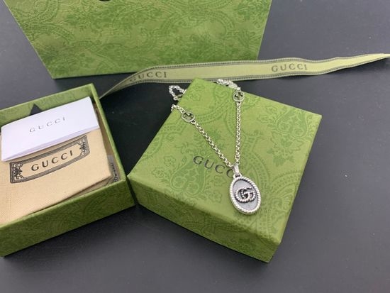 Gucci Twisted Oval Pendant Necklace